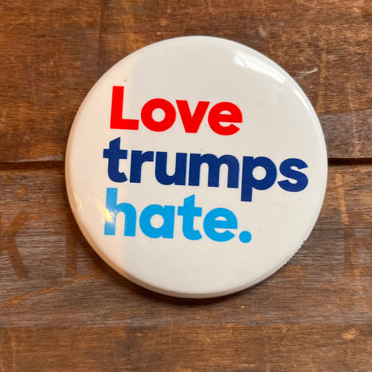 【USA vintage】缶バッジ Love trumps hate.