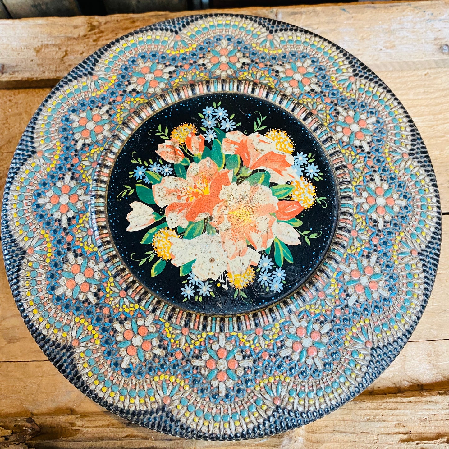 Holland vintage】アンティーク 花 ラウンド エンボス缶 ① – 雑貨屋ポッポ Holland vintage】アンティーク 花 ラウンド エンボス缶 ① – 雑貨屋ポッポ