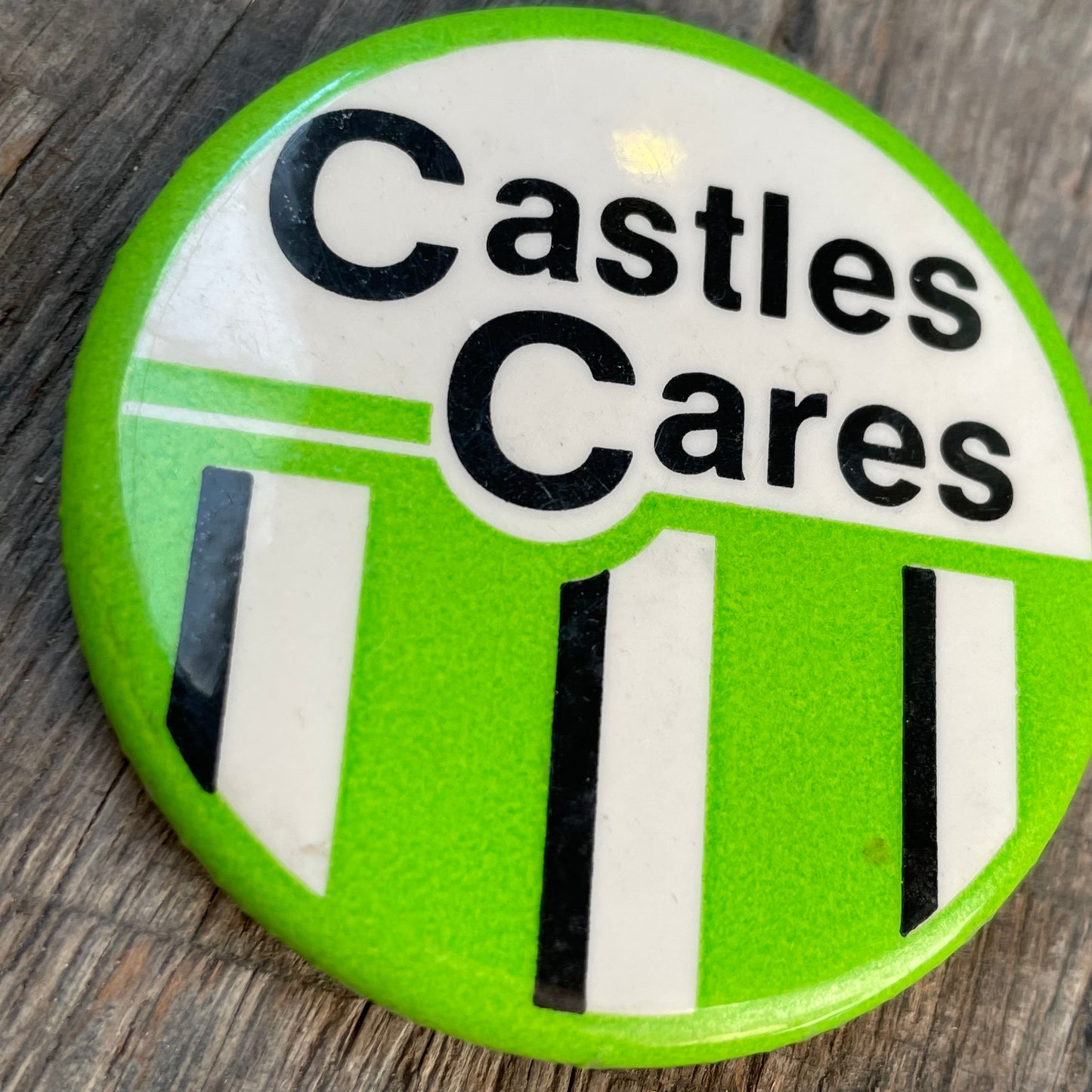 【USA vintage】缶バッジ　Castle Cares